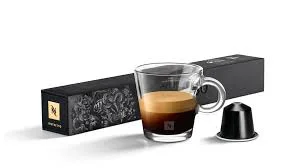 Étui noir de 10 capsules Nespresso Ispirazione Ristretto Italiano avec une tasse d'espresso à la crema onctueuse, disponible chez ZEE GOURMET Dakar.