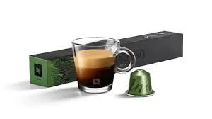 Étui noir Nespresso Master Origins India avec motifs de feuilles vertes et tasse d'espresso à la crème dense, disponible chez ZEE GOURMET Dakar.