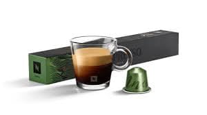 Étui noir Nespresso Master Origins India avec motifs de feuilles vertes et tasse d'espresso à la crème dense, disponible chez ZEE GOURMET Dakar.
