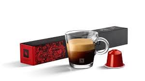 Étui de capsules Nespresso Ispirazione Napoli avec une tasse d'espresso à la crème onctueuse, disponible chez ZEE GOURMET Dakar.