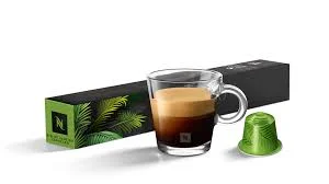 Étui de capsules Nespresso World Explorations Rio de Janeiro avec motifs de feuilles exotiques et une tasse d'espresso, disponible chez ZEE GOURMET Dakar.
